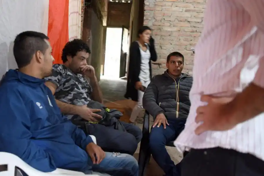 VELATORIO. Amigos de Cristian, de duelo, en el domicilio del joven.  