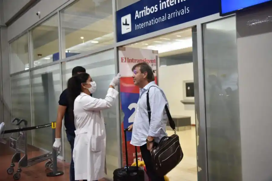 SCANNER. Zielinski recibe los controles de temperatura en el aeropuerto.