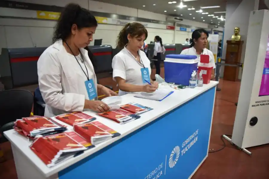 STAND DE LA SALUD. En este puesto, los viajeros pueden informarse sobre coronavirus y dengue.