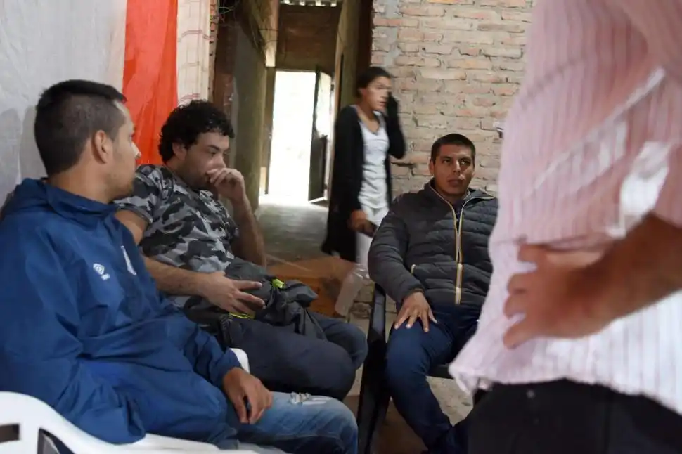 VELATORIO. Amigos de Cristian, de duelo, en el domicilio del joven.  