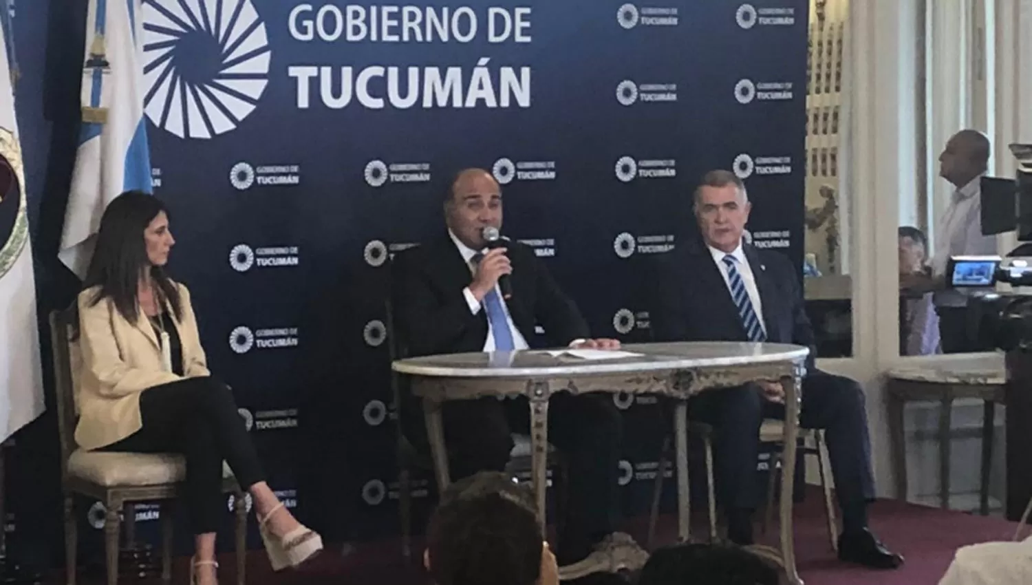 ANUNCIO OFICIAL. El gobernador Juan Manzur, acompañado por el vice Osvaldo Jaldo, y la ministra de Gobierno, Carolina Vargas Aignasse, desde Casa de Gobierno. 