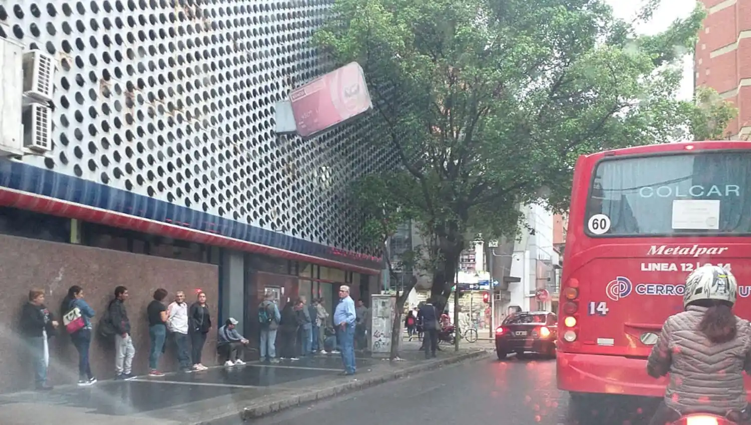 EN LOS BANCOS. Las filas se extienden por la vereda.