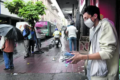 Los barbijos ya son parte del paisaje urbano de Tucumán