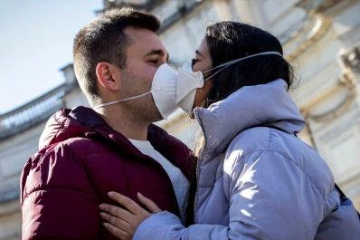 ¿Hay que dejar de besarse en la boca? 13 respuestas a las dudas sobre el coronavirus
