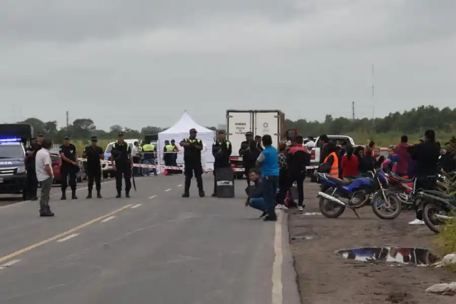 PERÍMETRO. La Policía suspendió el tránsito en la ruta por el peritaje.