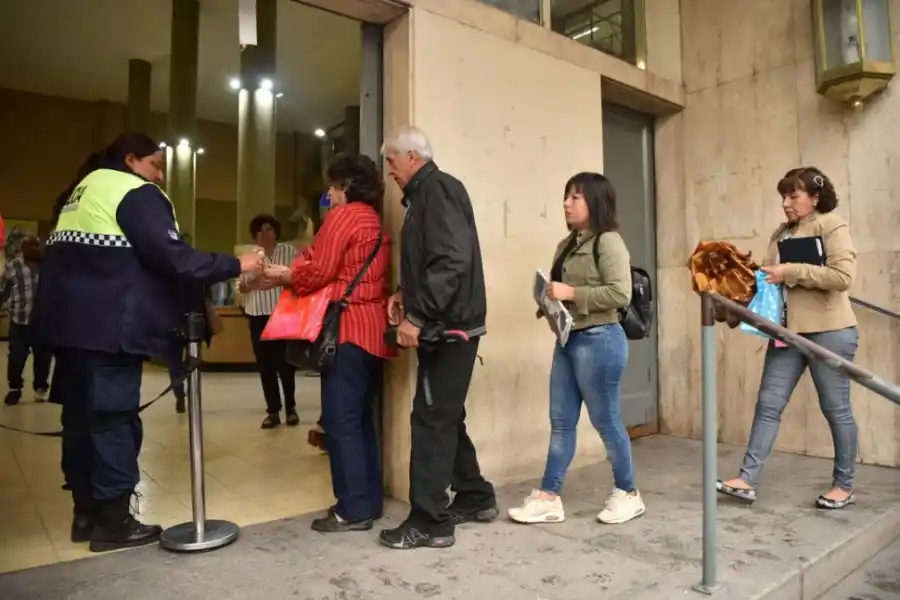 MAÑANA HABITUAL. La city bancaria fue uno de los puntos más concurridos. la gaceta / Foto de José Nuno