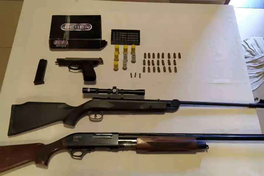 Secuestraron armas y recuperaron U$S 13.000 en dos allanamientos