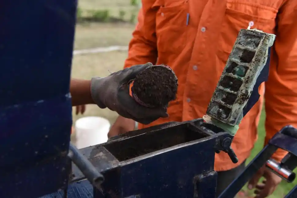  HERRAMIENTAS. La máquina para compactar la tierra fue hecha por el artesano y artista plástico Atilio José Roberto.