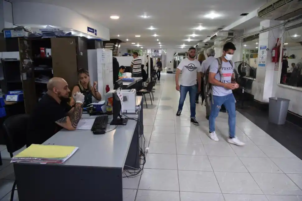 CON GUANTES. Además de gente con barbijos, en el Registro Civil el personal usó  guantes de látex. LA GACETA/ JOSÉ NUNO
