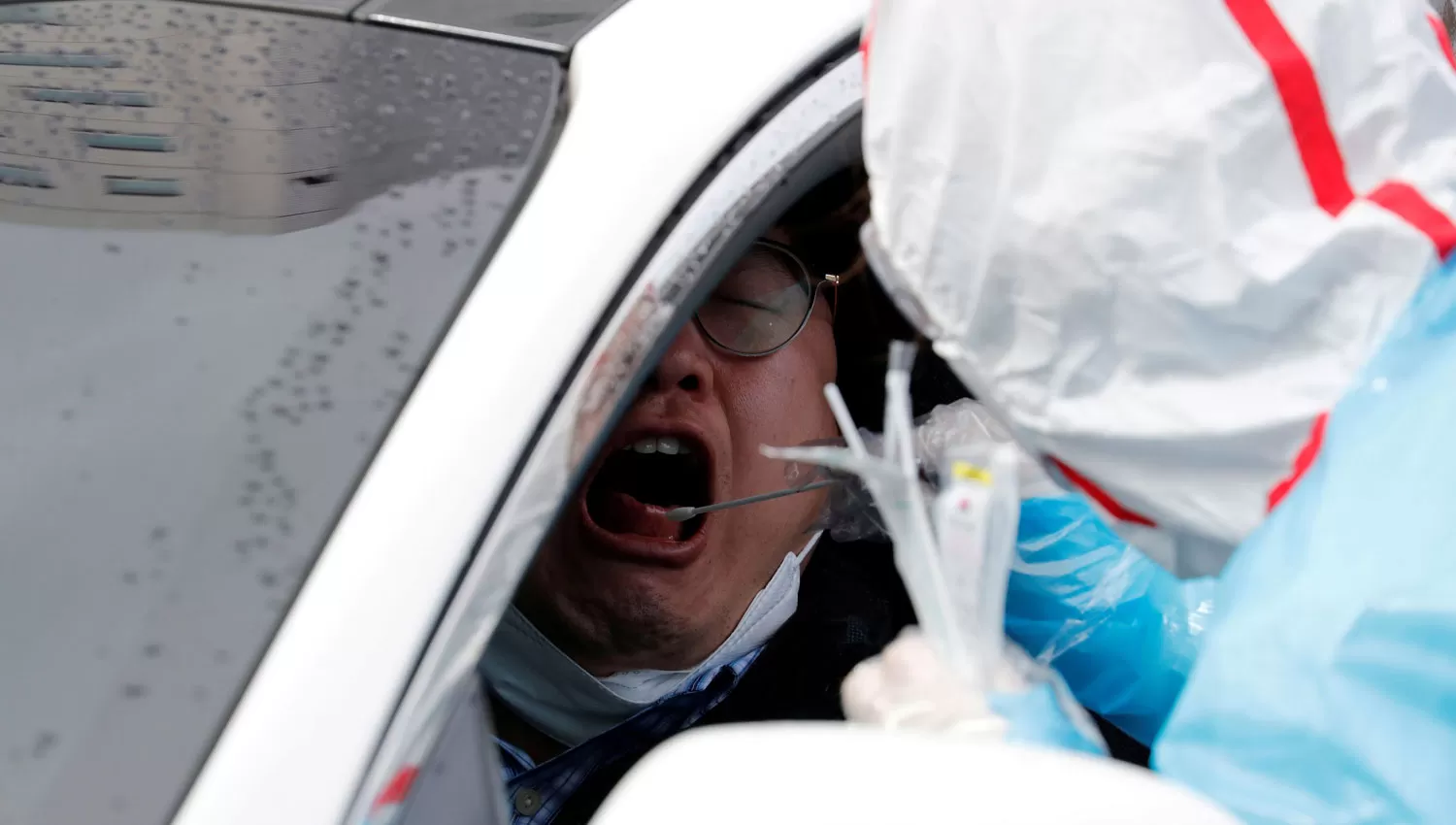 CONTROLES. Un hombre es sometido a un hisopado en Daegu, Corea del Sur.