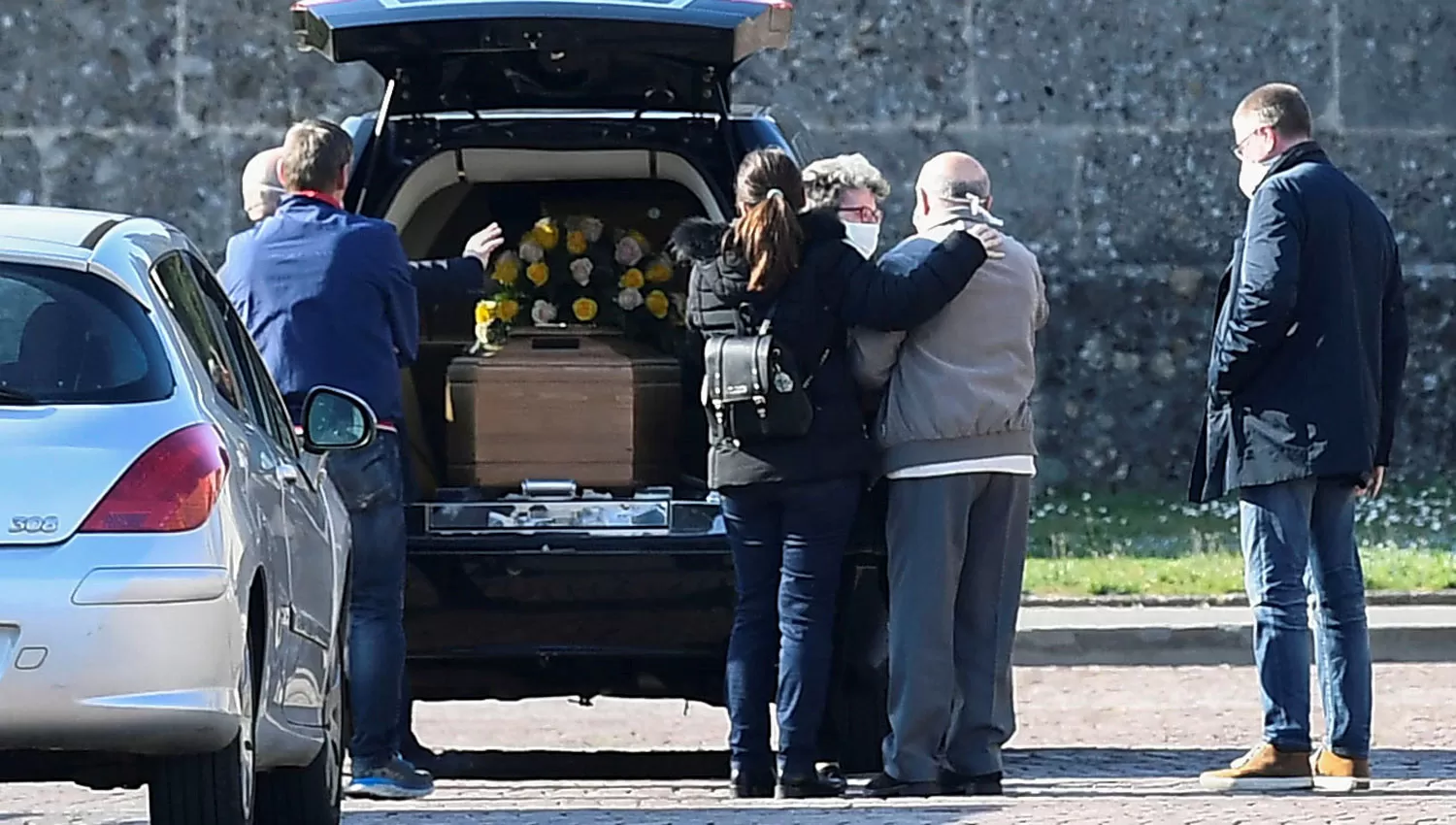 SIN CONSUELO. Familiares despiden a uno de los fallecidos por coronavirus en Italia.