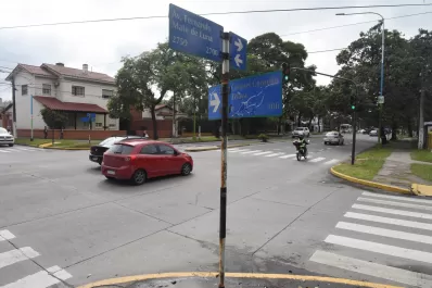 Buscan al conductor que chocó a una pareja que iba en moto