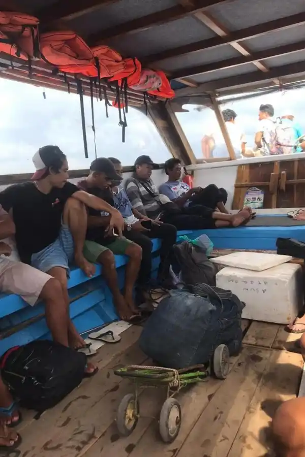 REPLETO. Un bote precario permitió que las tucumanas huyeran de las islas.  gentileza milagros noriega