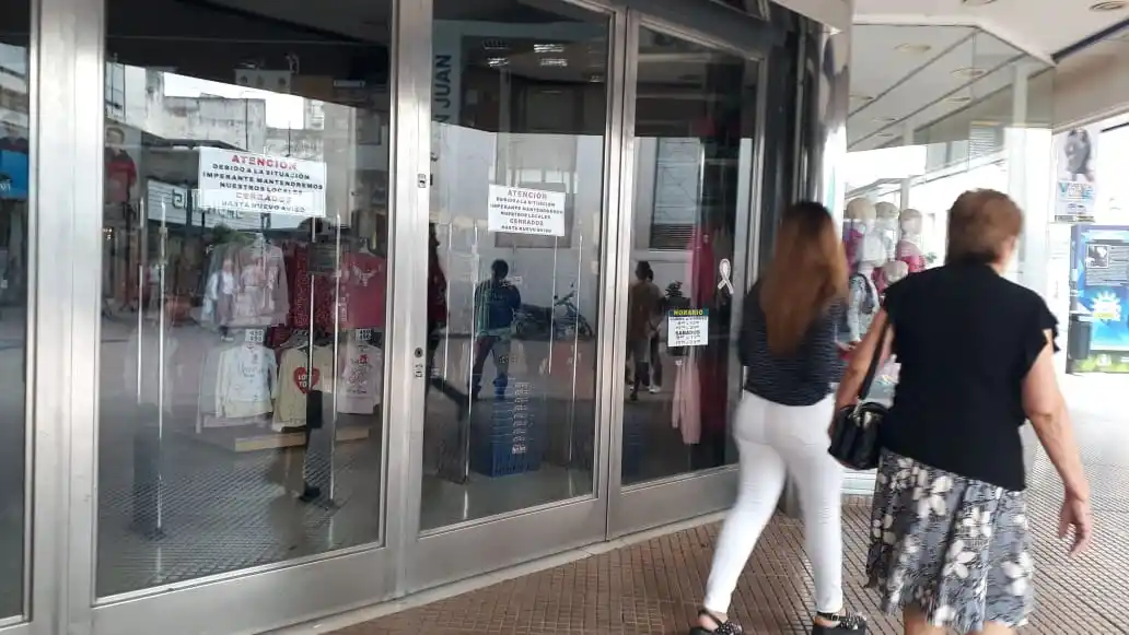 Varios locales del microcentro optaron hoy por cerrar sus puertas debido al coronavirus