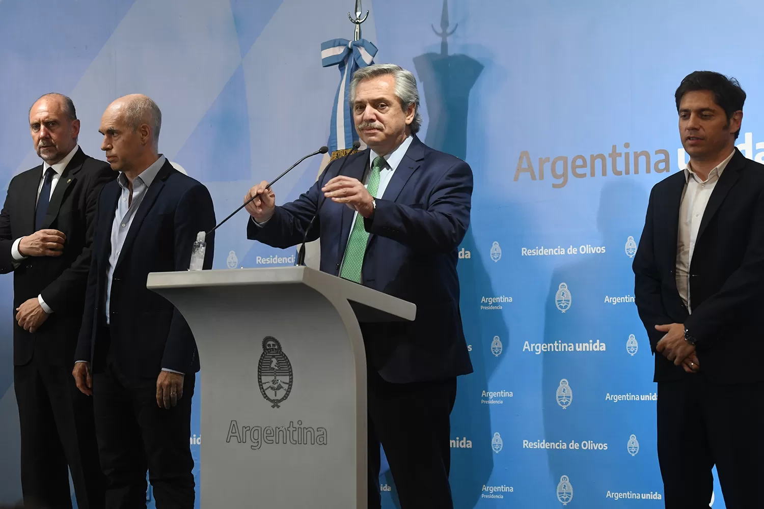 Fernández anunció la cuarentena obligatoria acompañado de ministros y gobernadores.