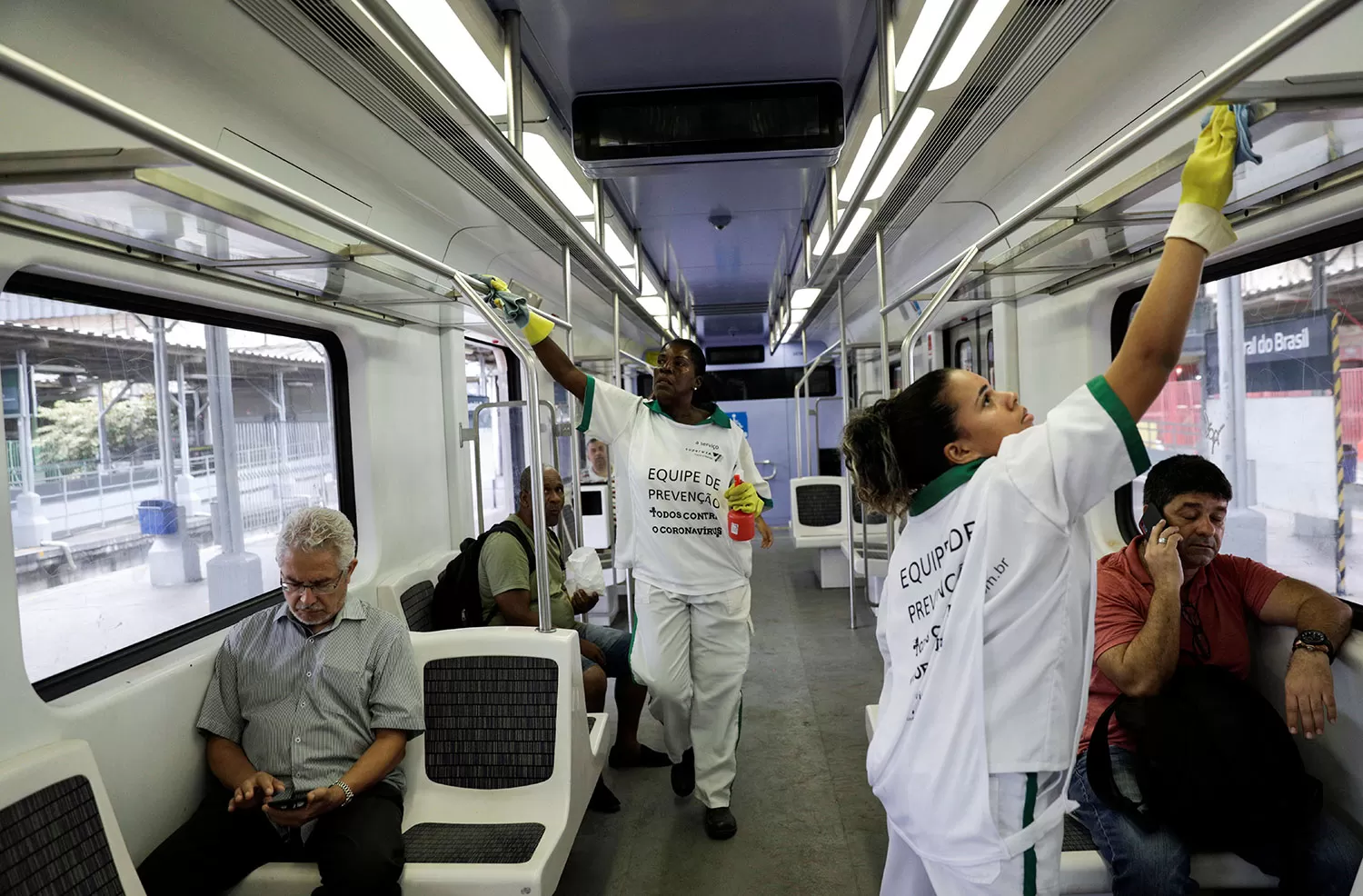 PREVENCIÓN. En Brasil, desinfectan los medios de transporte.