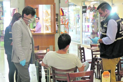 Denuncian a infractores: buscaron a personas en bares o mientras paseaban