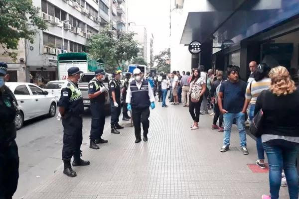 La Policía recorre el centro para que se cumplan las restricciones por el coronavirus