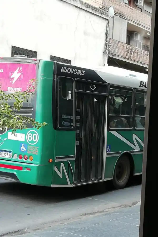 Pese al decreto, hubo colectivos que llevaron pasajeros parados
