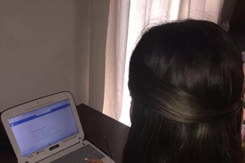 SECUNDARIA. Martina hace sus tareas desde su netbook. Desde allí ingresa con un código personal a la plataforma virtual. 