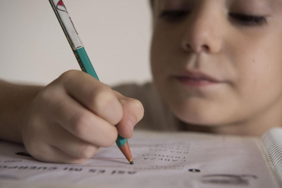 LAPIZ Y PAPEL. La escritura a mano, sobre todo en primaria, no puede ser reemplazada por la tecnología.