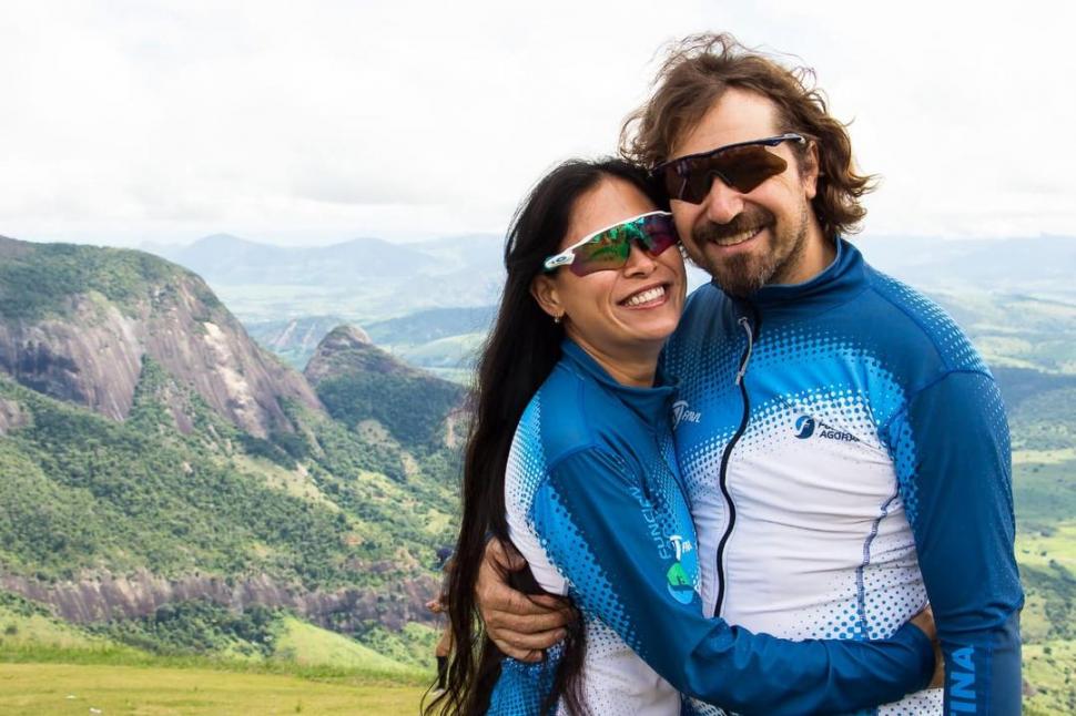 COMPAÑEROS DE AVENTURAS. Shauin junto a su marido, el piloto Adrián Acosta. 