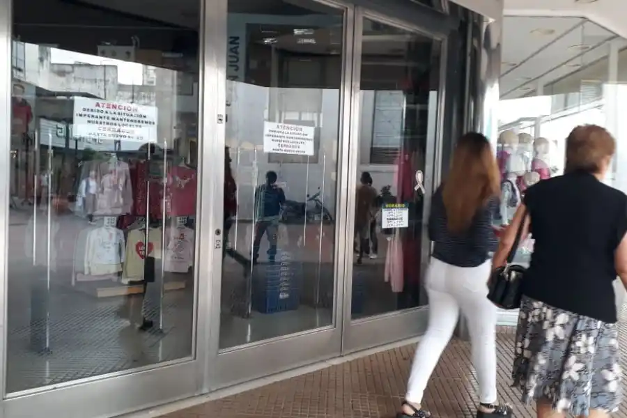 Varios locales del microcentro optaron hoy por cerrar sus puertas debido al coronavirus