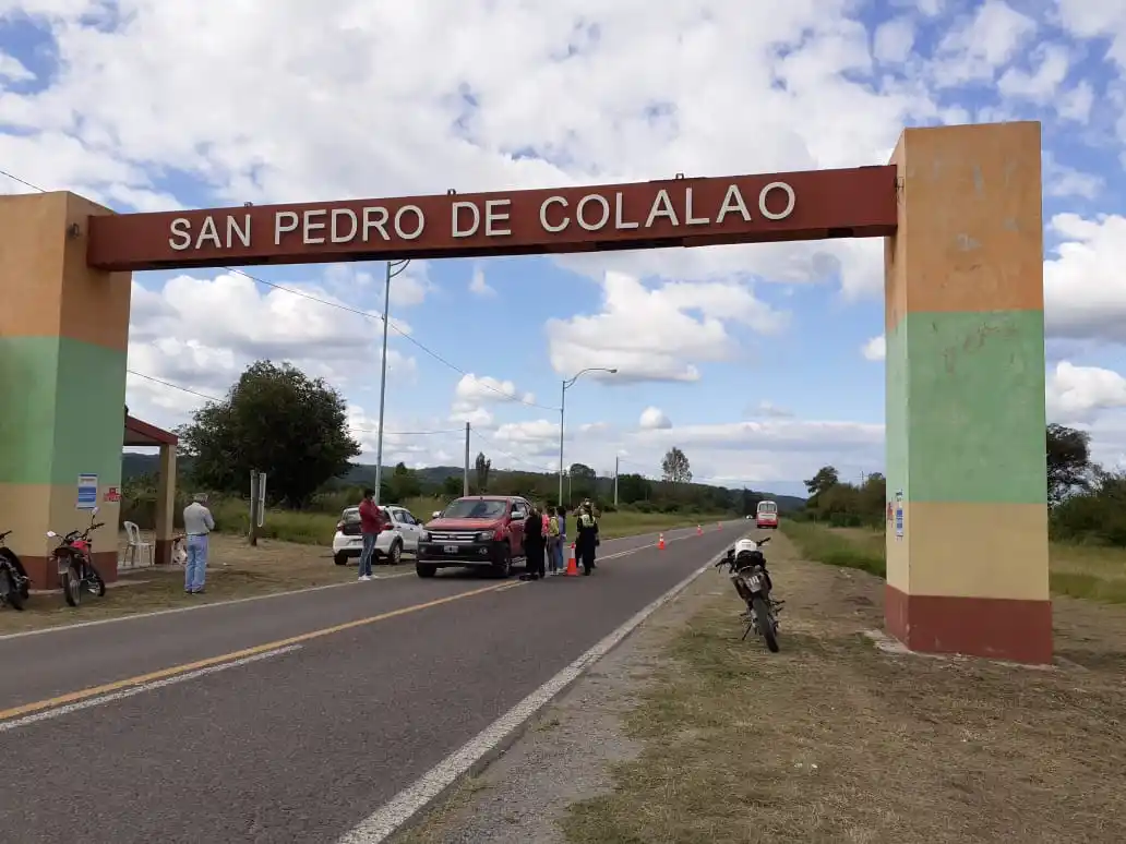 Video: la Policía recorre las calles y le pide a la gente que se vaya a su casa