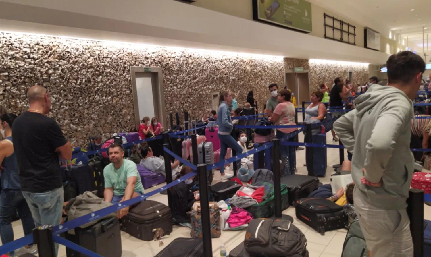 HACINADOS. Así estaban los turistas argentinos en el aeropuerto de Punta Cana.
