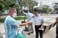 Ante las subas en los comercios, fabrican y regalan barbijos