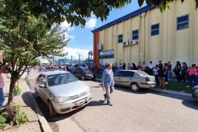 Largas colas en los supermercados a pesar del pedido de aislamiento social