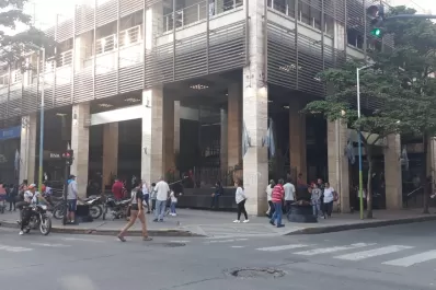 Pese a la cuarentena obligatoria, muchos ancianos hacen cola en los bancos
