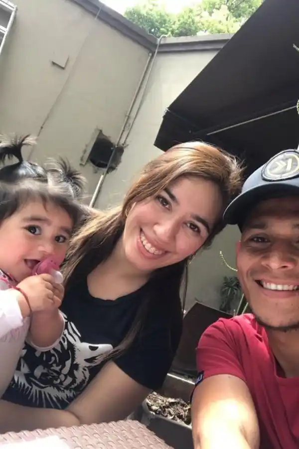 FELICES. Lucas, Laura e Isabella se toman una selfie, sonriendo a pesar de todo. 
