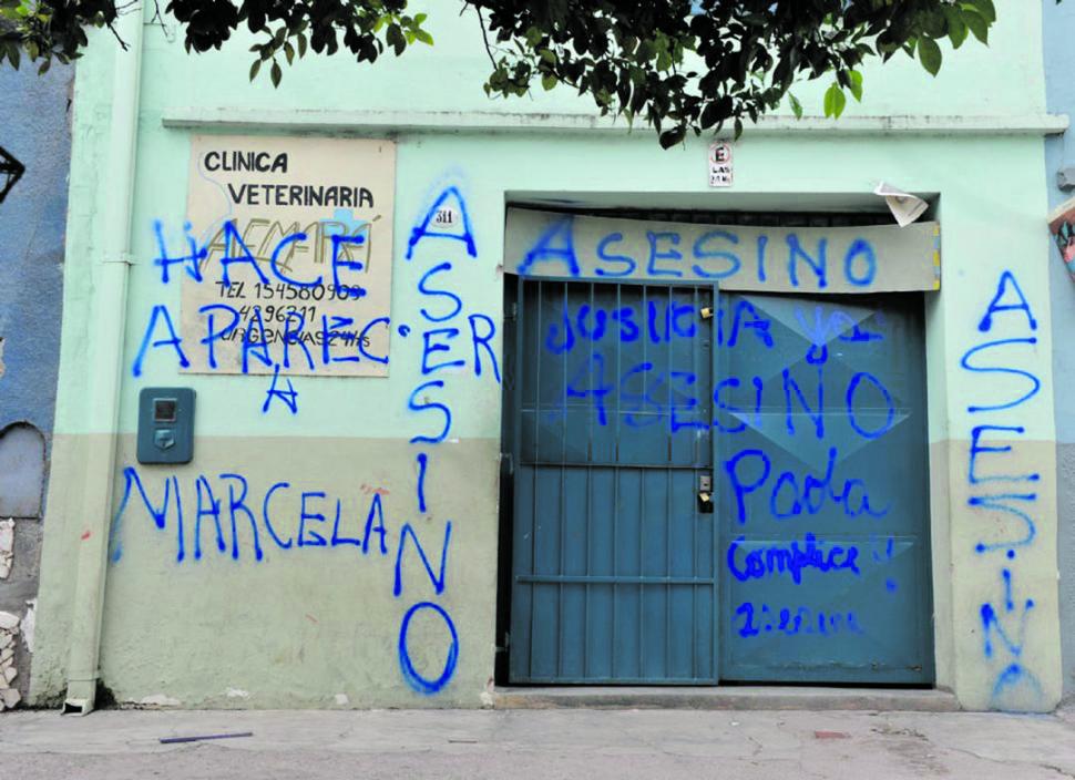 RECLAMANDO POR LA AMIGA. Los vecinos de Marcela Chiaro realizaron varias marchas para reclamar que sea encontrada y para que se condene al veterinario. 