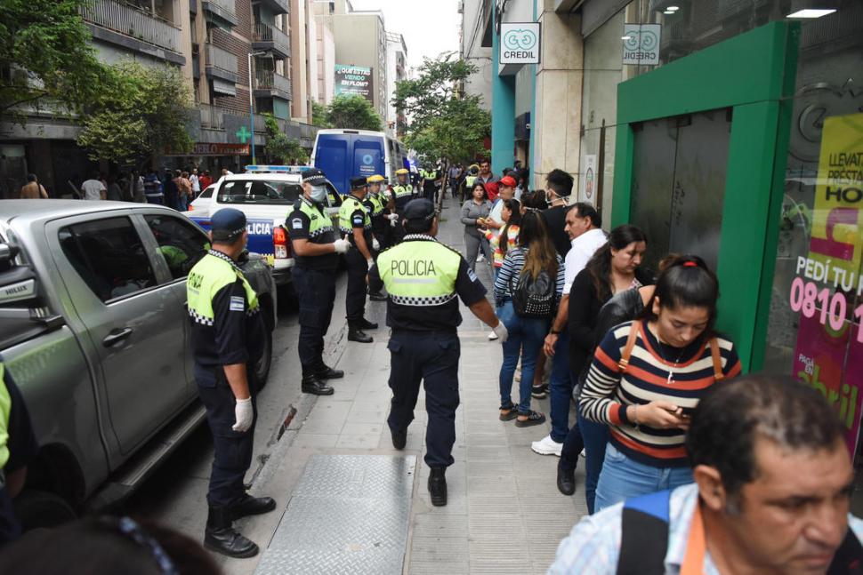 DISTANCIA. La Policía solicitó a los clientes bancarios que respeten un espacio prudencial al formar las filas. Operativo para frenar las aglomeraciones 