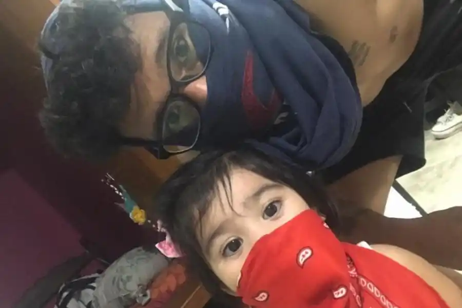 “QUEREMOS COMER”. Diarte y su hija aparecen con sus caras semitapadas. “Fue un piquete para apurar la comida”, dijo.