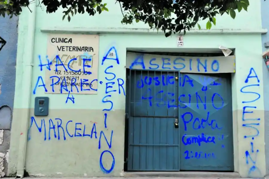 RECLAMANDO POR LA AMIGA. Los vecinos de Marcela Chiaro realizaron varias marchas para reclamar que sea encontrada y para que se condene al veterinario. 