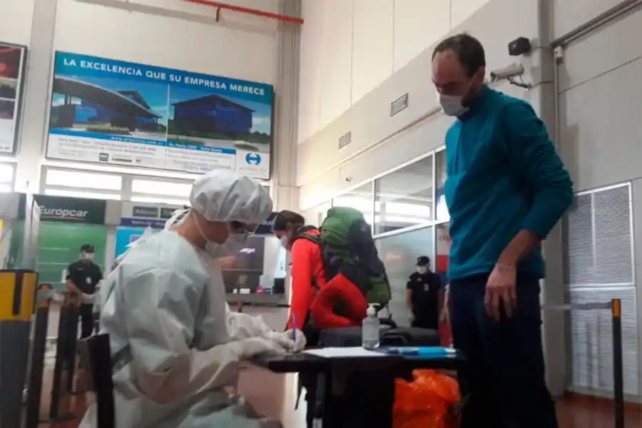 ESTRICTO CONTROL. Personal del Siprosa trabaja en el aeropuerto.