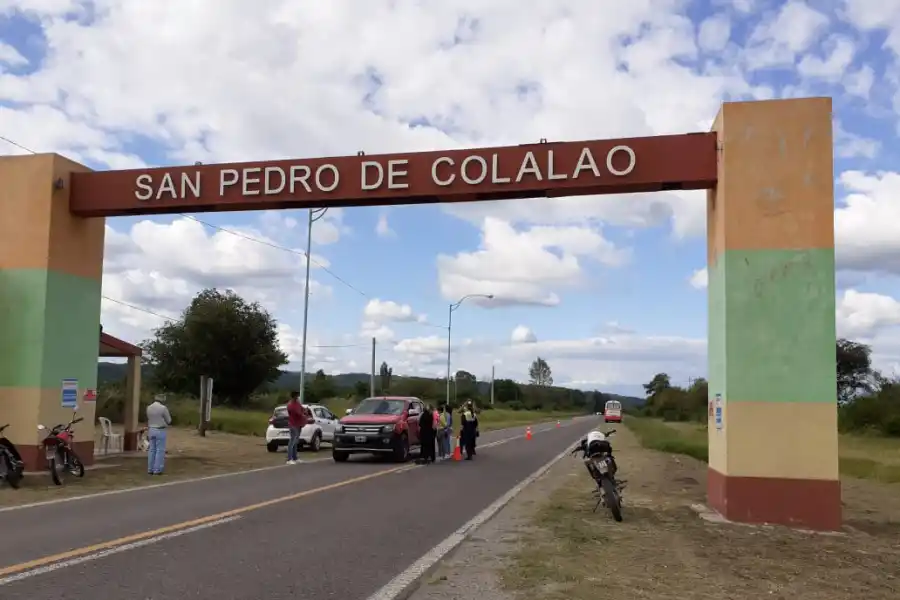 Video: la Policía recorre las calles y le pide a la gente que se vaya a su casa