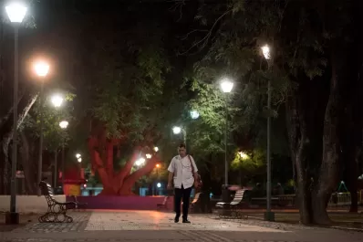 Una ciudad desierta y silenciosa: la noche del viernes en imágenes