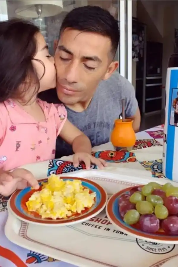 PADRE E HIJA. Guillermo recibe un beso de Olivia durante el desayuno.
