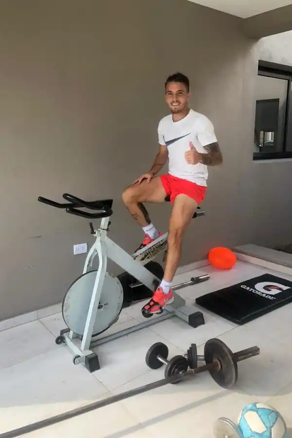 TODO BIEN. Purita posa antes de comenzar la sesión de bicicleta fija en su casa.