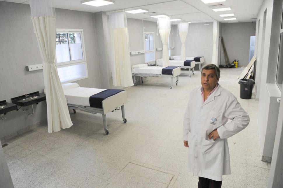 PARA CONTROL. Marcelo Ferraro, director del hospital Centro de Salud, muestra la sala de internación abreviada, donde hay cinco camas. la gaceta / fotos de DIEGO ARAOZ