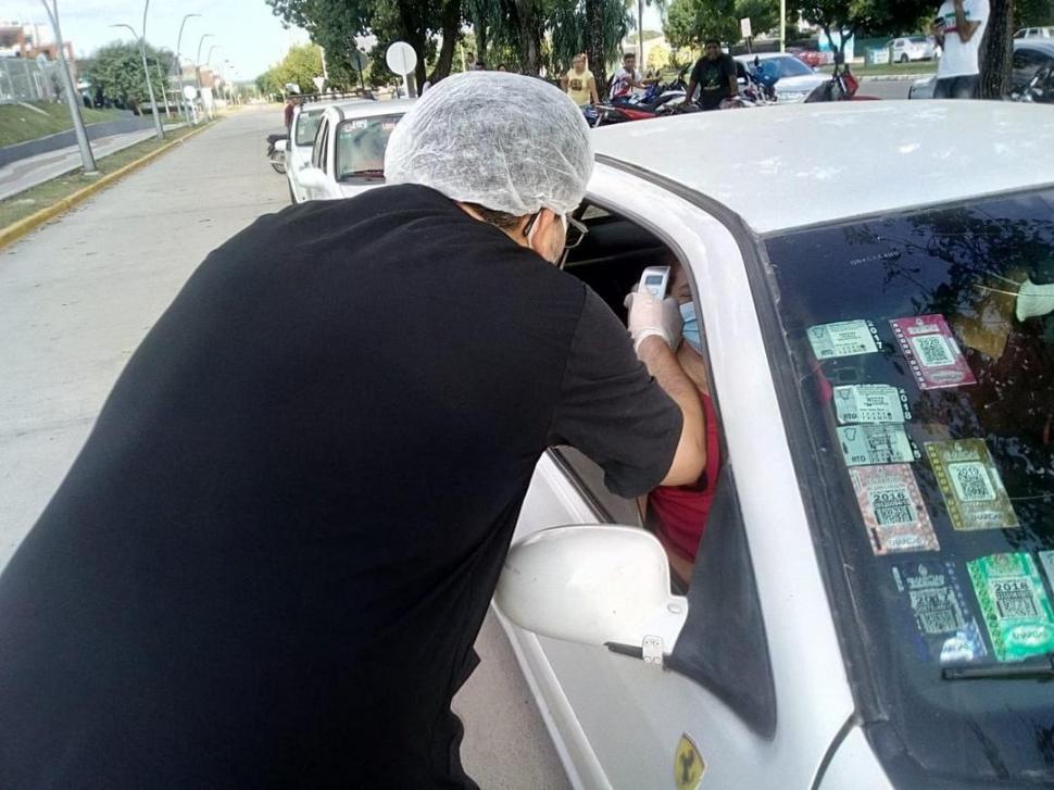 TERMÓMETROS INFRARROJOS. Personal médico del Carrillo toma la temperatura a automovilistas en Yerba Buena.