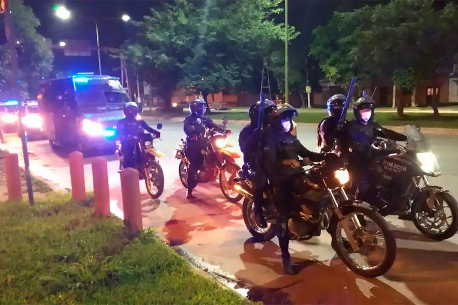OPERATIVO. La Policía patrulló la ciudad toda la noche.