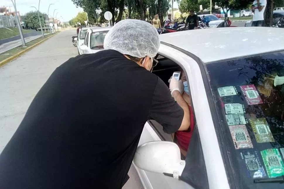 TERMÓMETROS INFRARROJOS. Personal médico del Carrillo toma la temperatura a automovilistas en Yerba Buena.