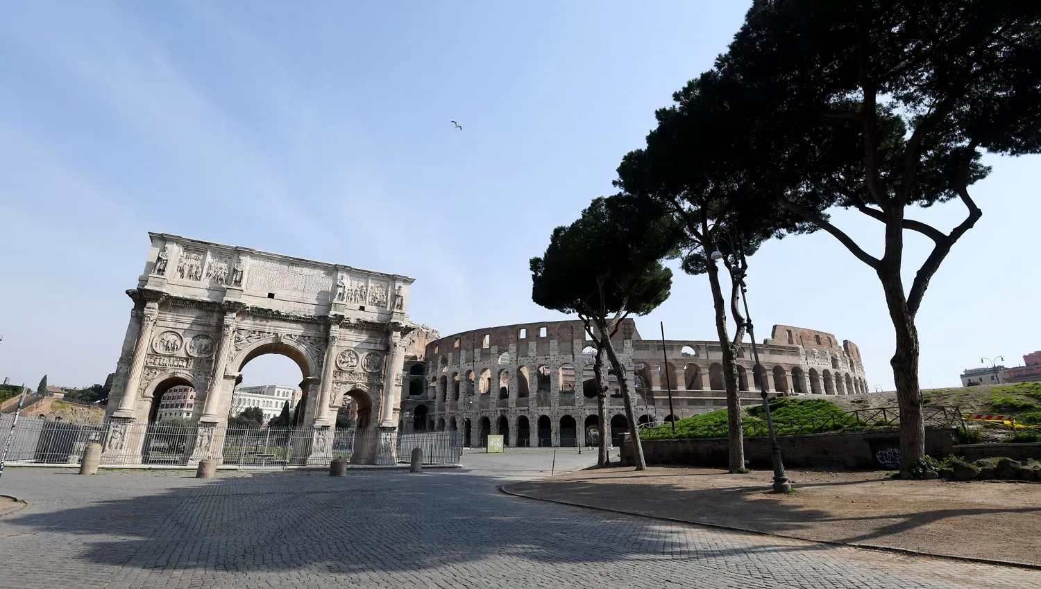 SIN TURISTAS. El Arco de Constantine y el Coliseo estuvieron desiertos este domingo en Roma.