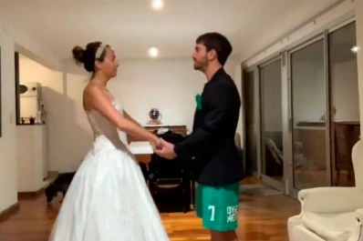 Casamiento virtual: no podían salir así que improvisaron la fiesta desde su living