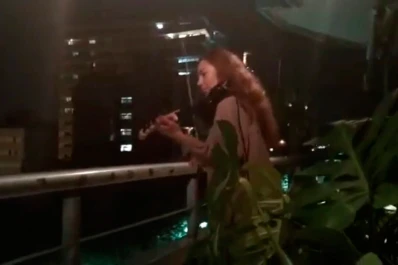 La violinista en el balcón: cada noche los aplausos son más fuertes