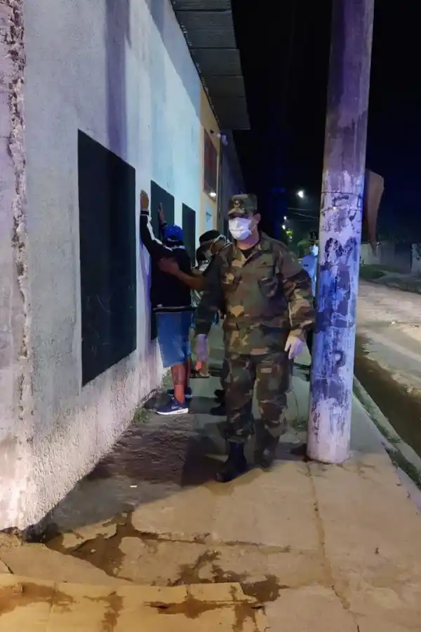 OPERATIVO. Efectivos aprehenden a una persona por violar las normas.  